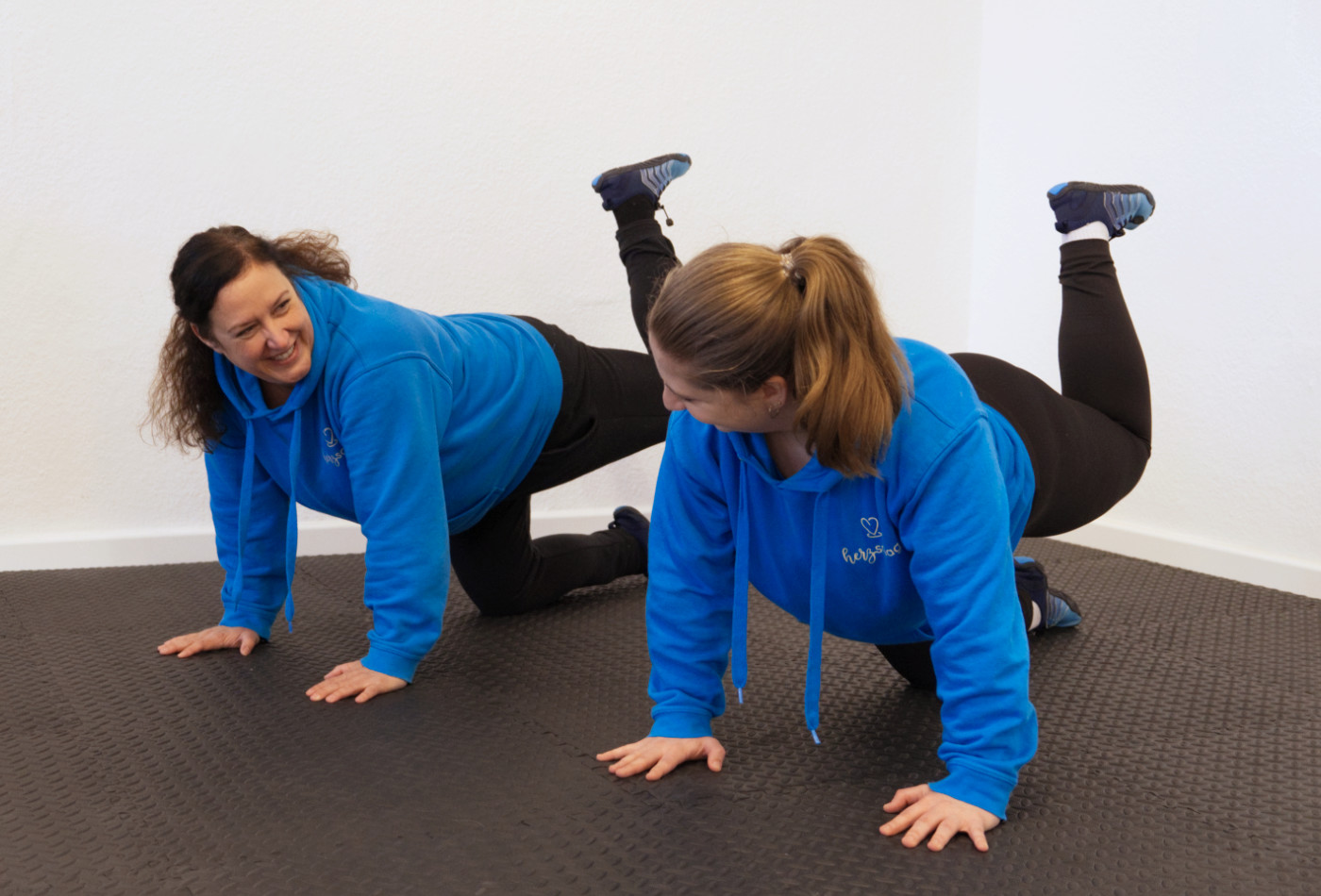 Zwei Trainerinnen während einer Übung